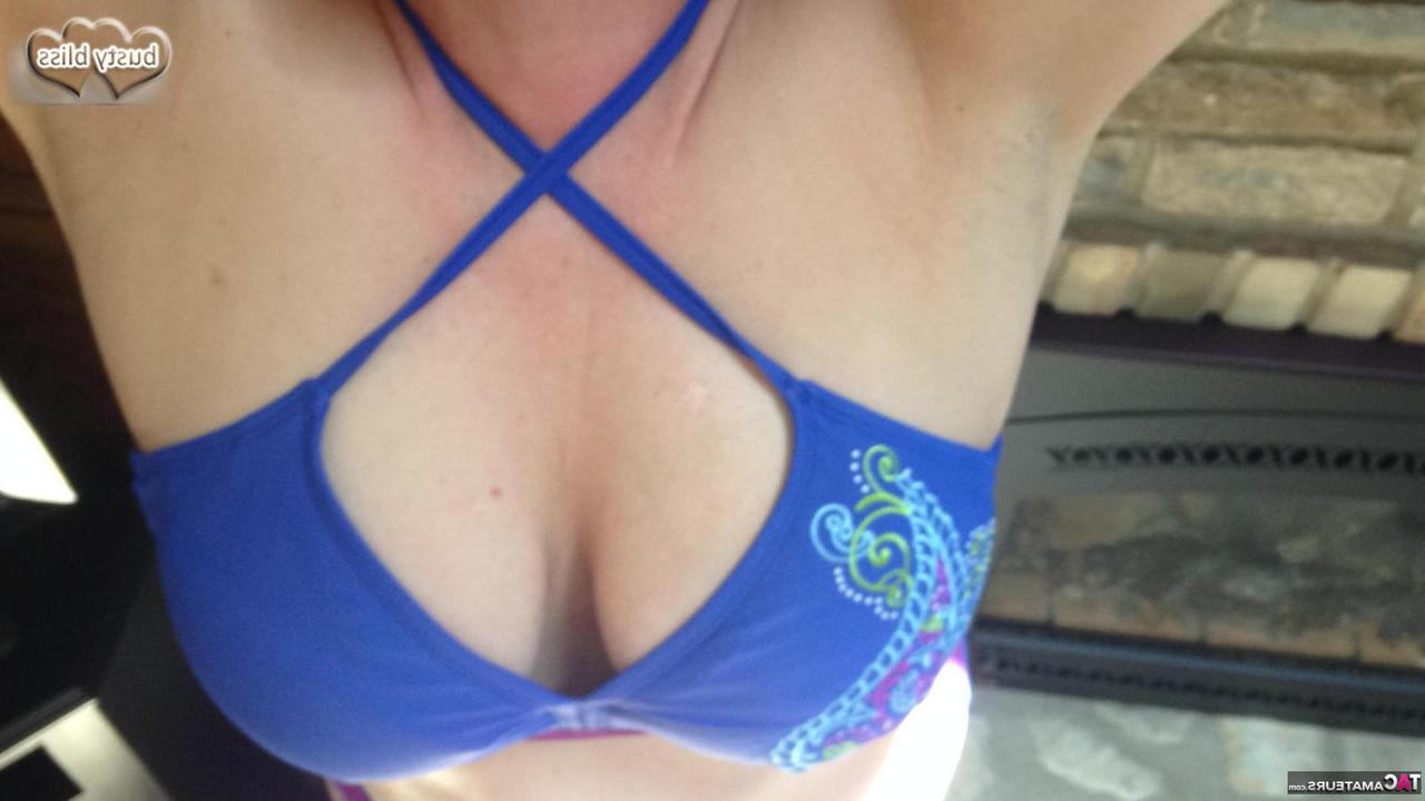 20P Busty Bliss, femme plus âgée et aux gros seins, prend un bain de soleil seins nus avant une pipe en POV