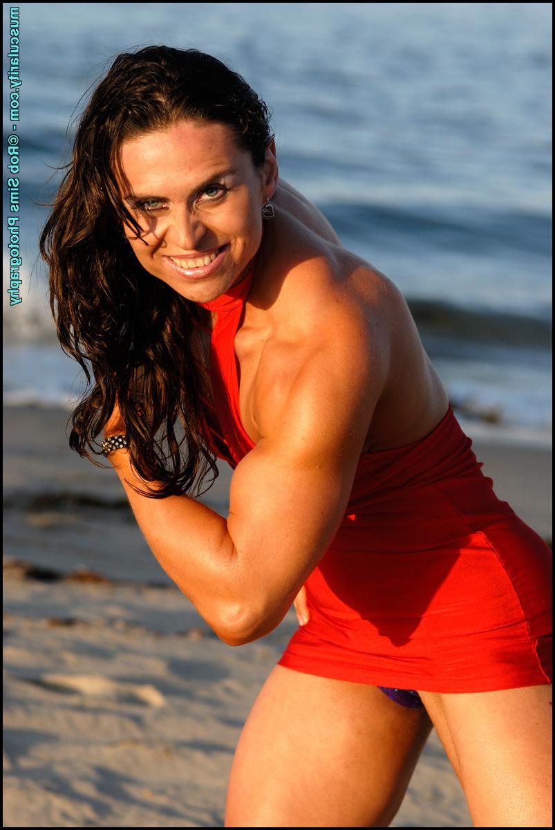 15P Die sexy brünette Bodybuilderin Lada Phihalova demonstriert in einem roten Kleid am Strand