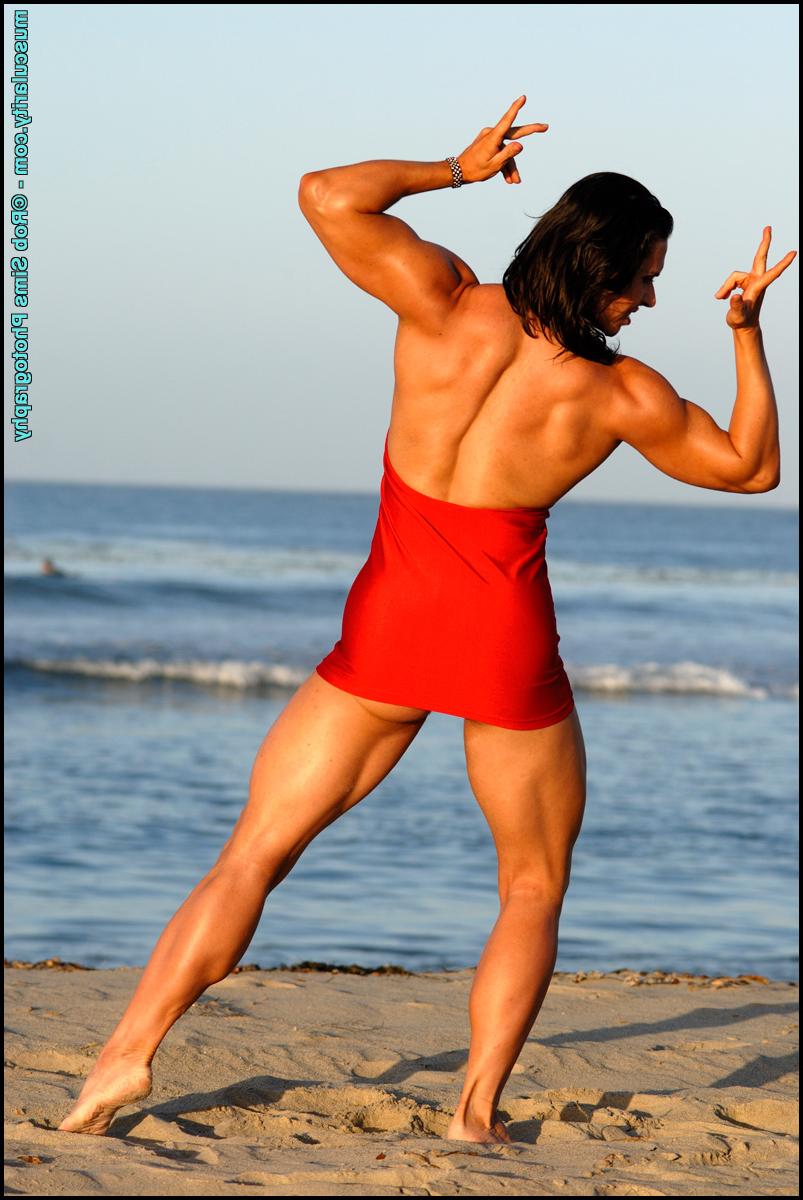 15P Die sexy brünette Bodybuilderin Lada Phihalova demonstriert in einem roten Kleid am Strand
