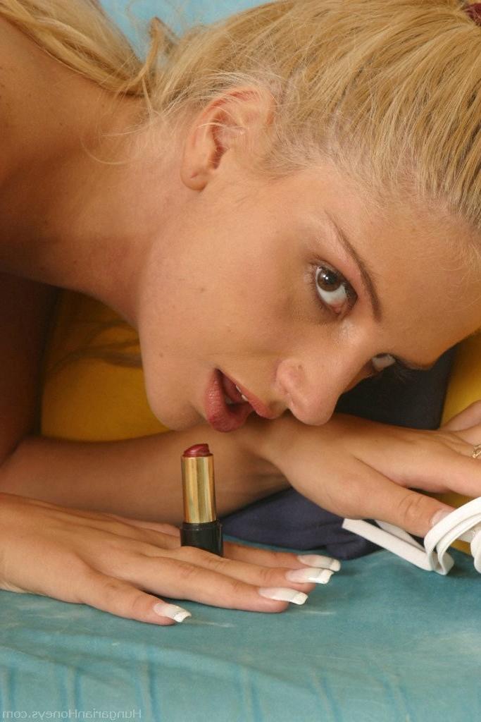 20P A atraente loira Bambi coloca esmalte nos dedos dos pés e dos pés sensuais