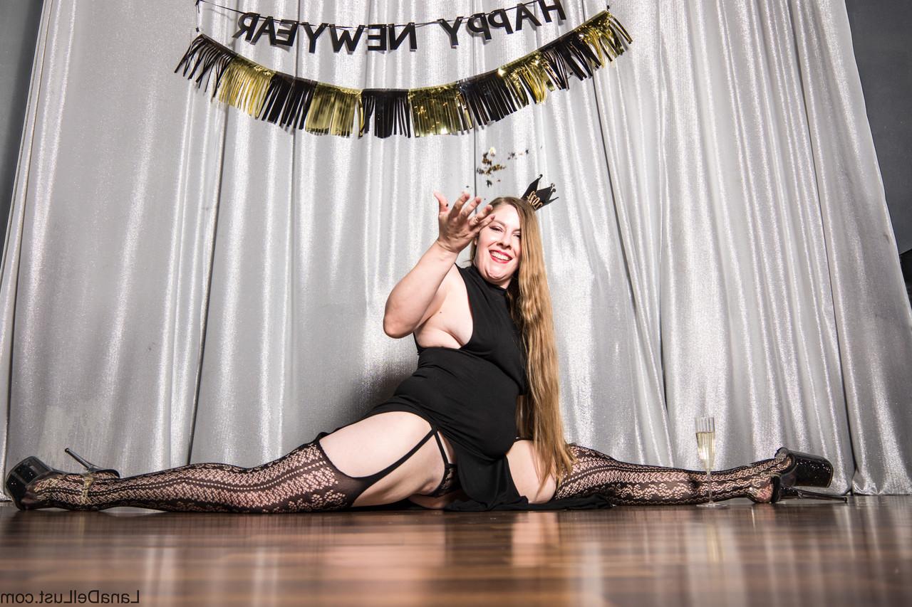15P A stripper amadora gordinha Lana Del Lust tira a roupa e posa em um solo de Ano Novo