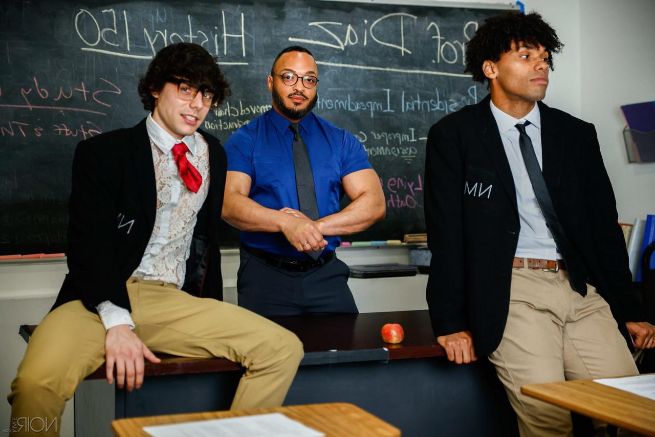 20P Profesor cachondo y jovencito negro taladran el culo de un gay blanco nerd en la escuela
