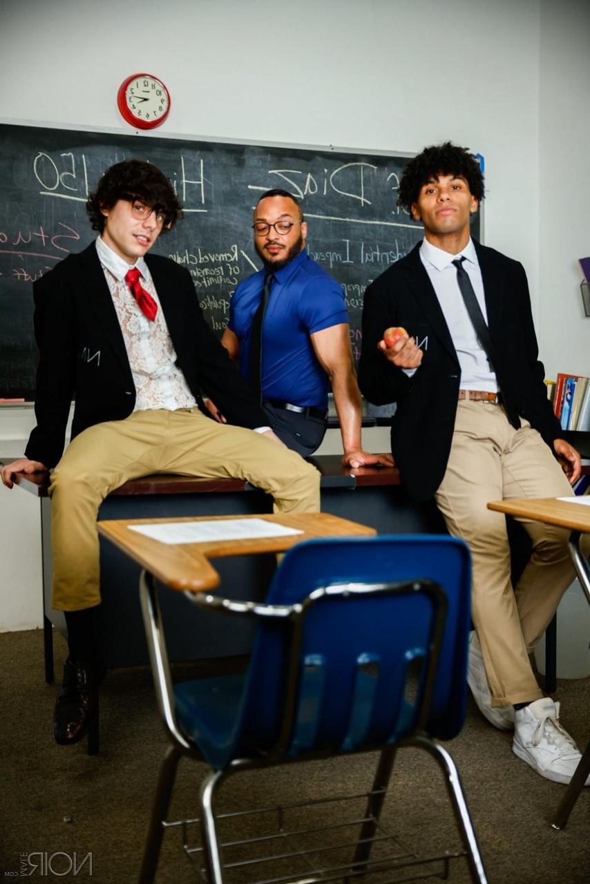 20P Profesor cachondo y jovencito negro taladran el culo de un gay blanco nerd en la escuela