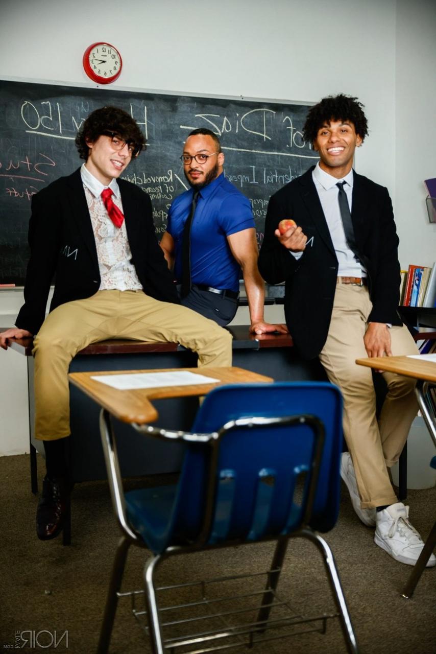 20P Profesor cachondo y jovencito negro taladran el culo de un gay blanco nerd en la escuela