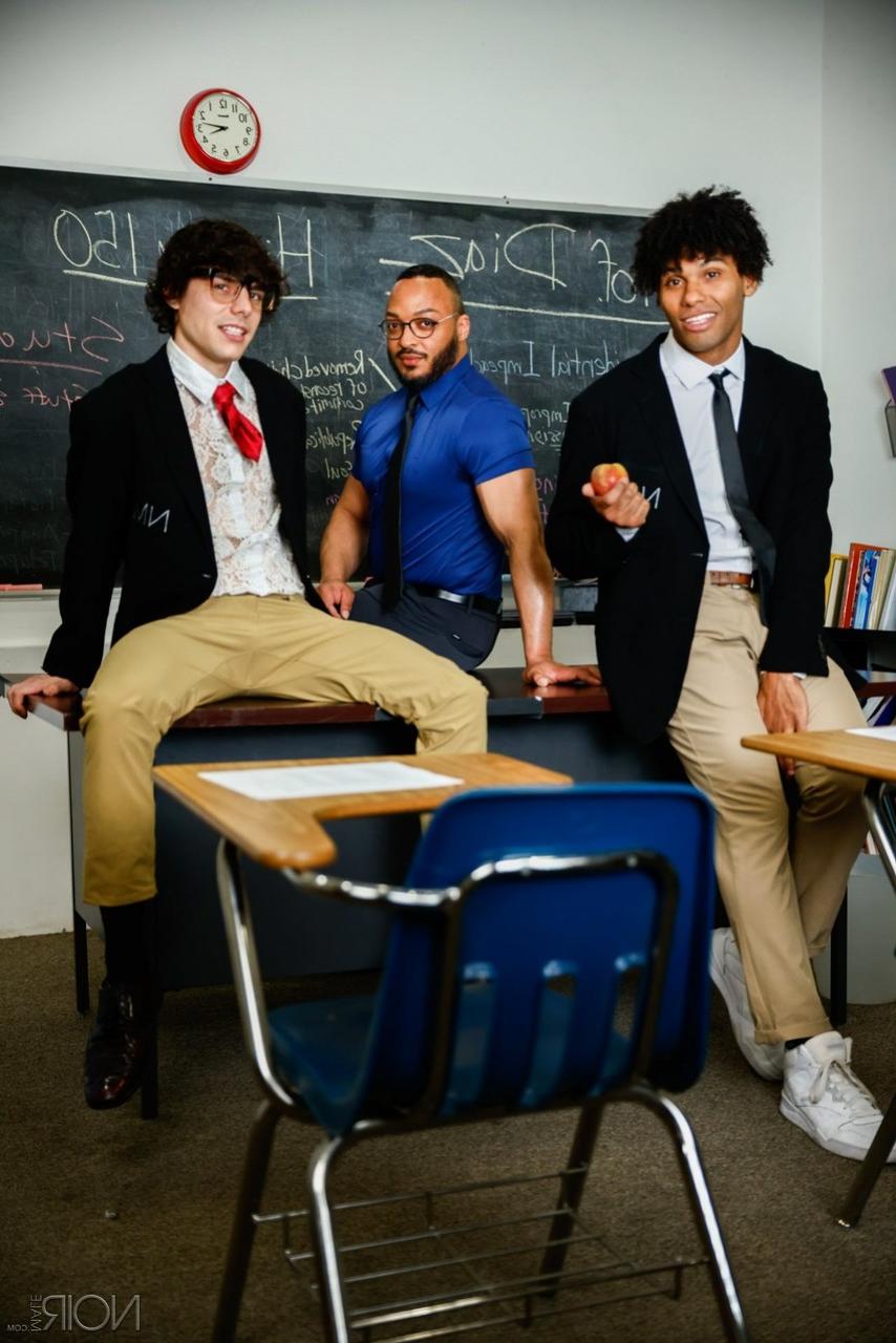 20P Profesor cachondo y jovencito negro taladran el culo de un gay blanco nerd en la escuela