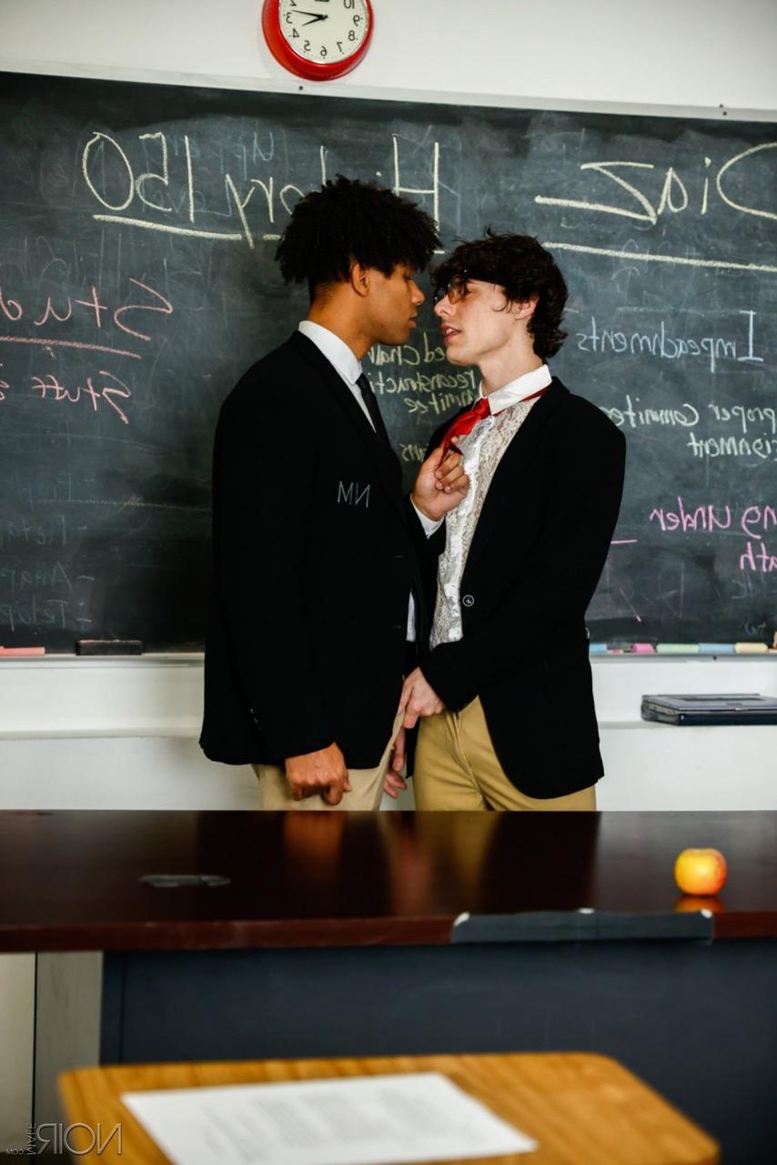 20P Profesor cachondo y jovencito negro taladran el culo de un gay blanco nerd en la escuela