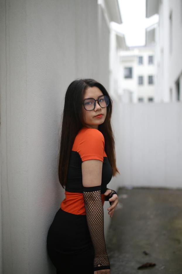 20P Garota asiática mal legal com óculos posando sedutoramente em público