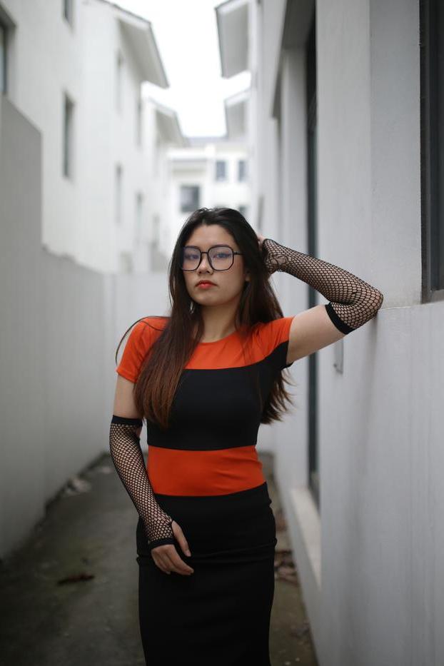 20P Garota asiática mal legal com óculos posando sedutoramente em público