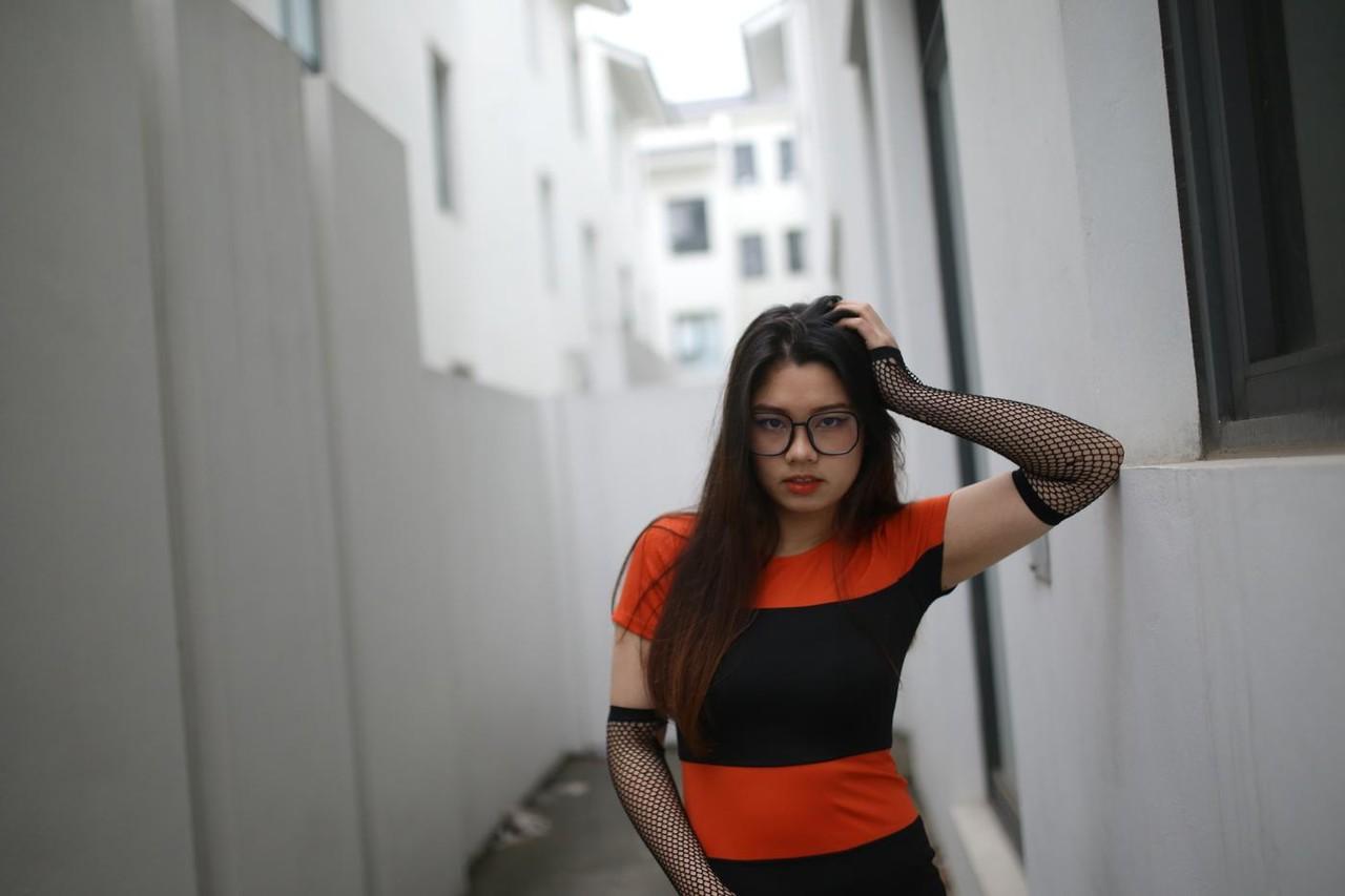 20P Garota asiática mal legal com óculos posando sedutoramente em público