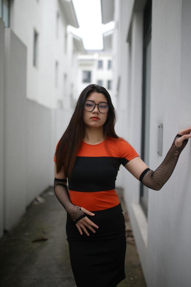 20P Garota asiática mal legal com óculos posando sedutoramente em público