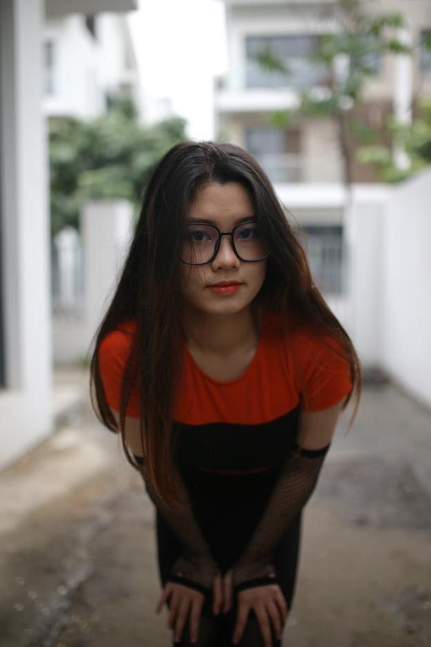 20P Garota asiática mal legal com óculos posando sedutoramente em público