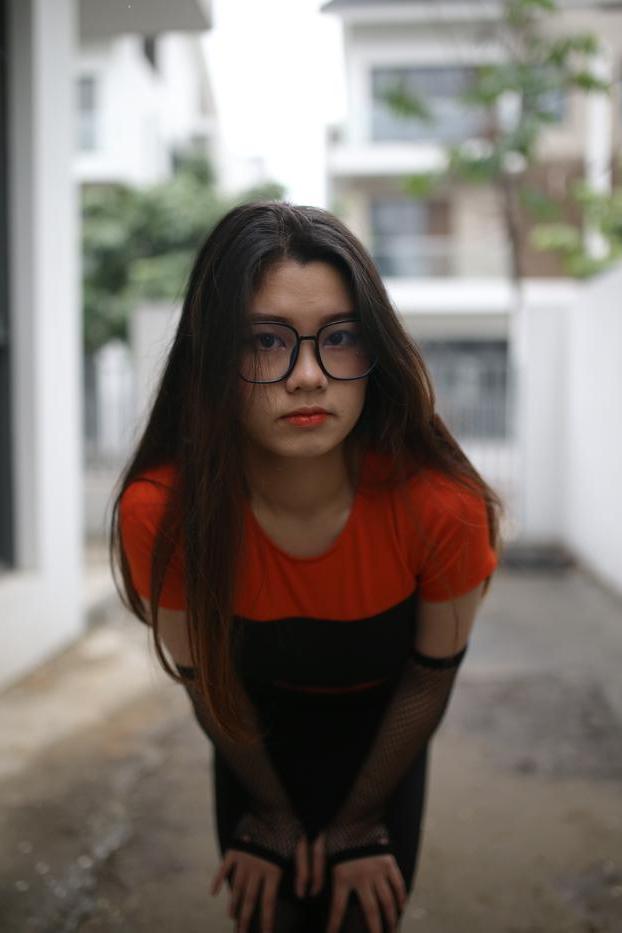 20P Garota asiática mal legal com óculos posando sedutoramente em público
