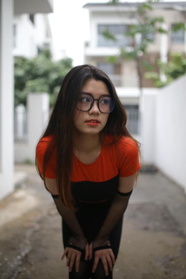 20P Garota asiática mal legal com óculos posando sedutoramente em público