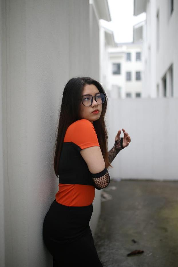 20P Garota asiática mal legal com óculos posando sedutoramente em público
