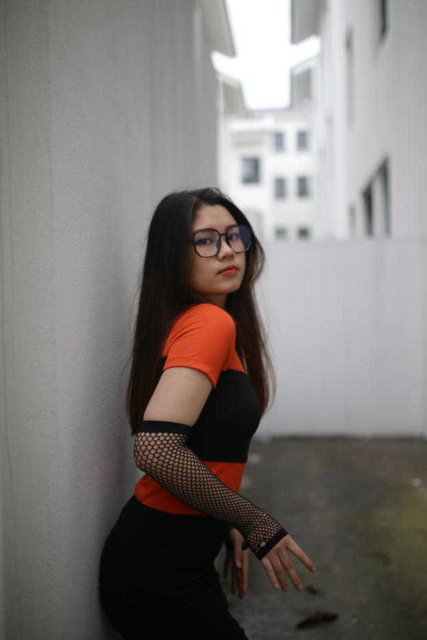 20P Garota asiática mal legal com óculos posando sedutoramente em público