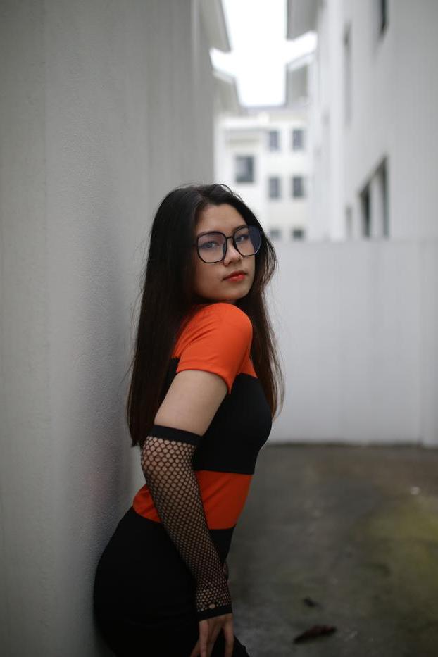 20P Garota asiática mal legal com óculos posando sedutoramente em público