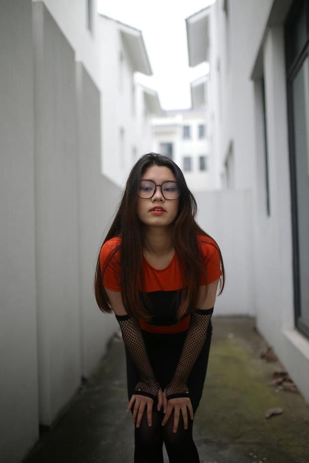 20P Garota asiática mal legal com óculos posando sedutoramente em público