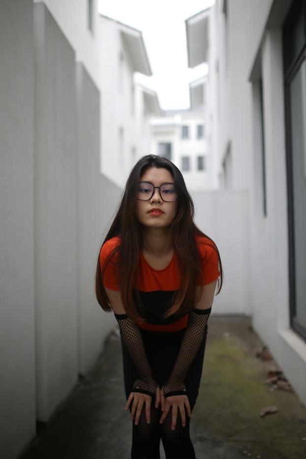 20P Garota asiática mal legal com óculos posando sedutoramente em público