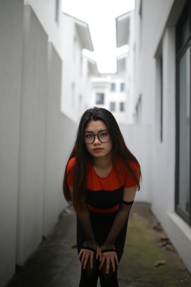20P Garota asiática mal legal com óculos posando sedutoramente em público
