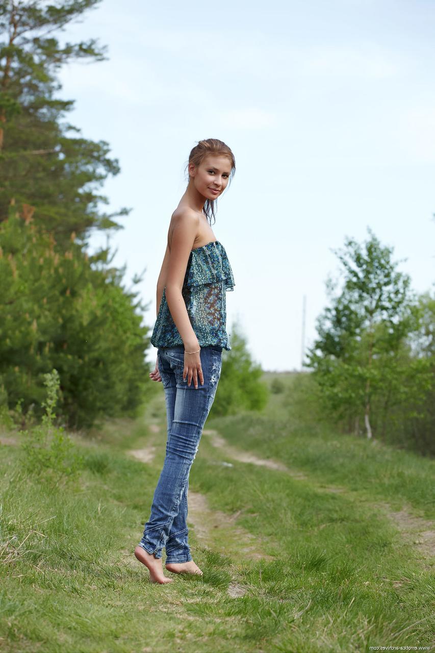 17P La petite fille Afrodita époustoufle avec son corps athlétique impeccable dans la forêt locale.