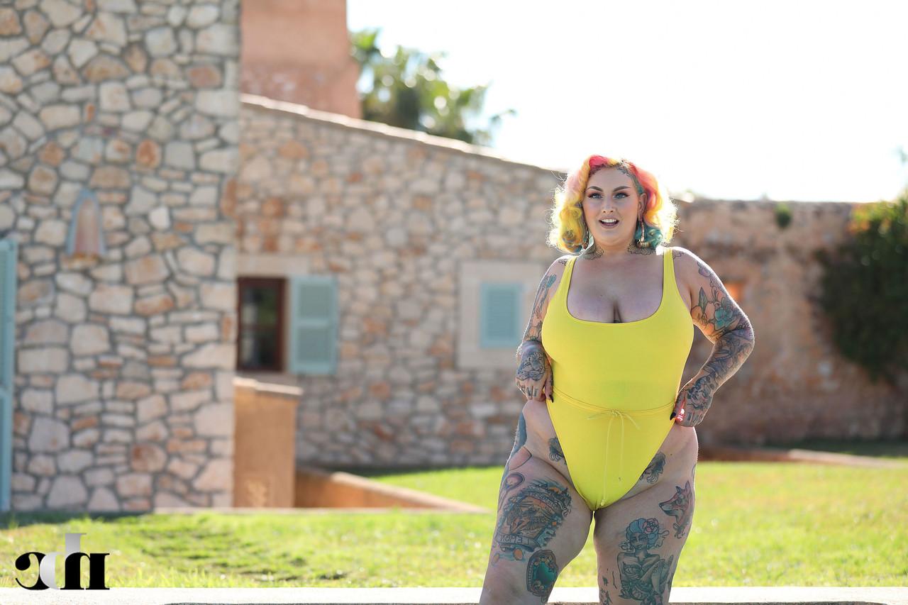 20P Das mollige, tätowierte Babe Galda Lou zieht ihren Badeanzug aus und enthüllt ihre großen Titten