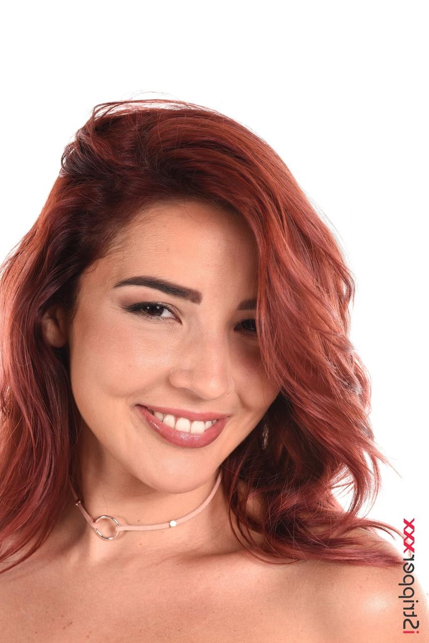 15P A ruiva latina sexy Agatha Vega tira lingerie sensual antes de se masturbar