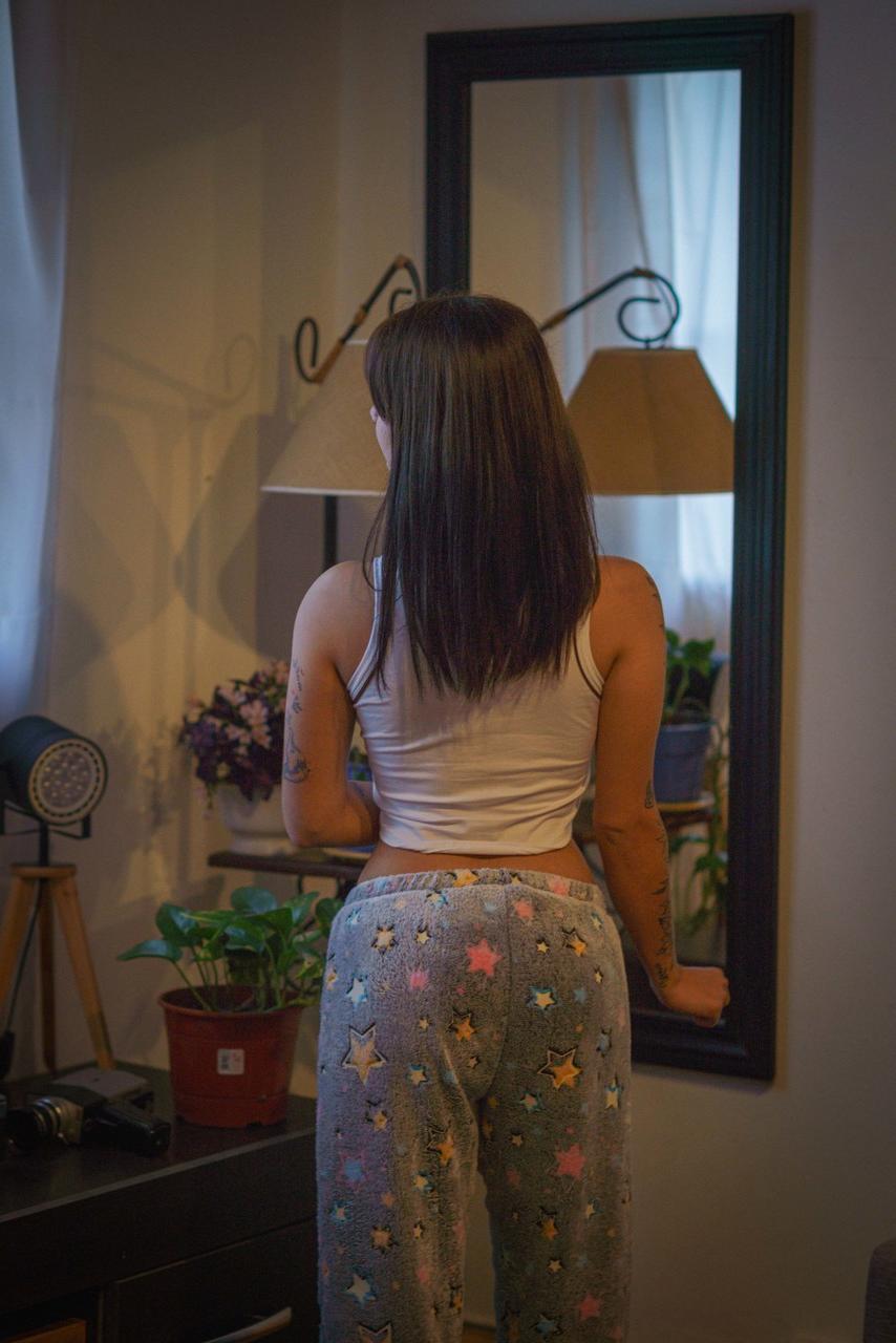 10P A morena tatuada Carly Light mostra sua bunda grande vestindo lingerie sexy