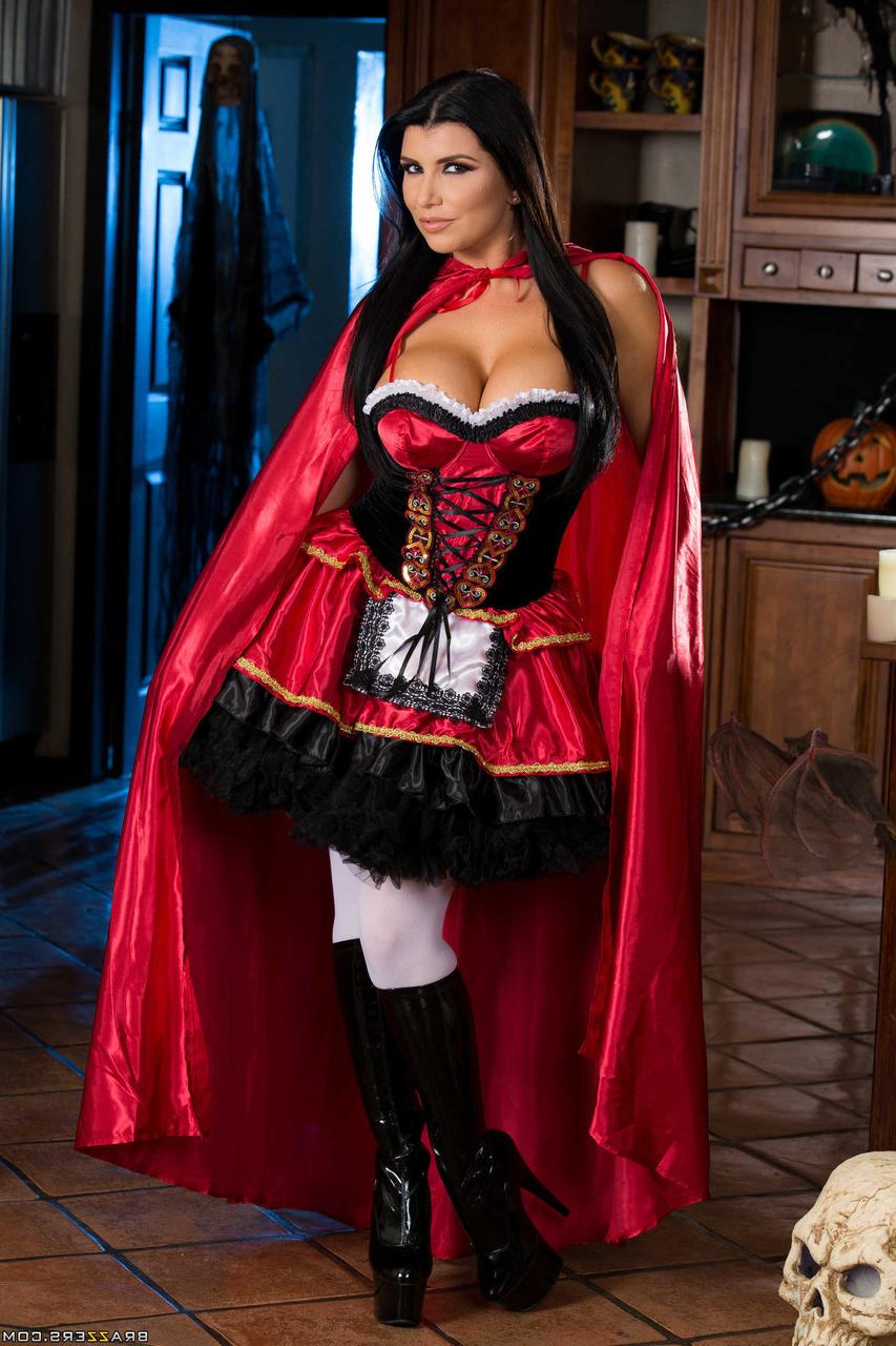 18P 巨乳の悩殺ロミ・レインがハロウィーンの夜にセクシーな衣装でオナニー