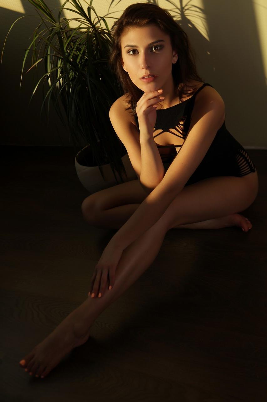 10P A linda morena Rise posa e mostra seu corpo incrível em maiô