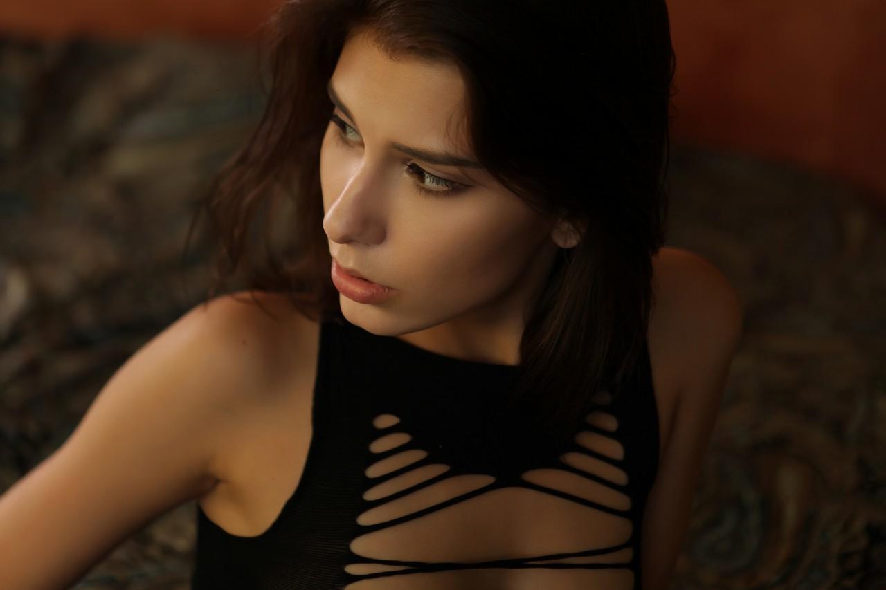 10P A linda morena Rise posa e mostra seu corpo incrível em maiô