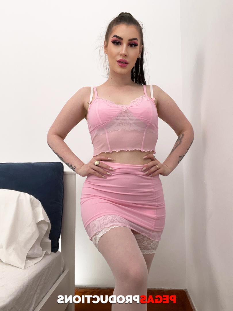 20P Les chaudasses Miss Gamelin et Alice W posent en lingerie et montrent leurs seins.