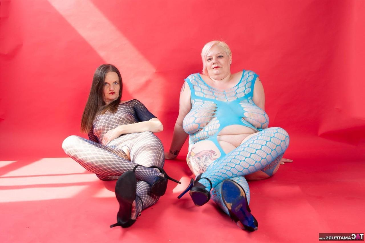 15P Reckless Temptation and her obese lesbian lover touch their vaginas