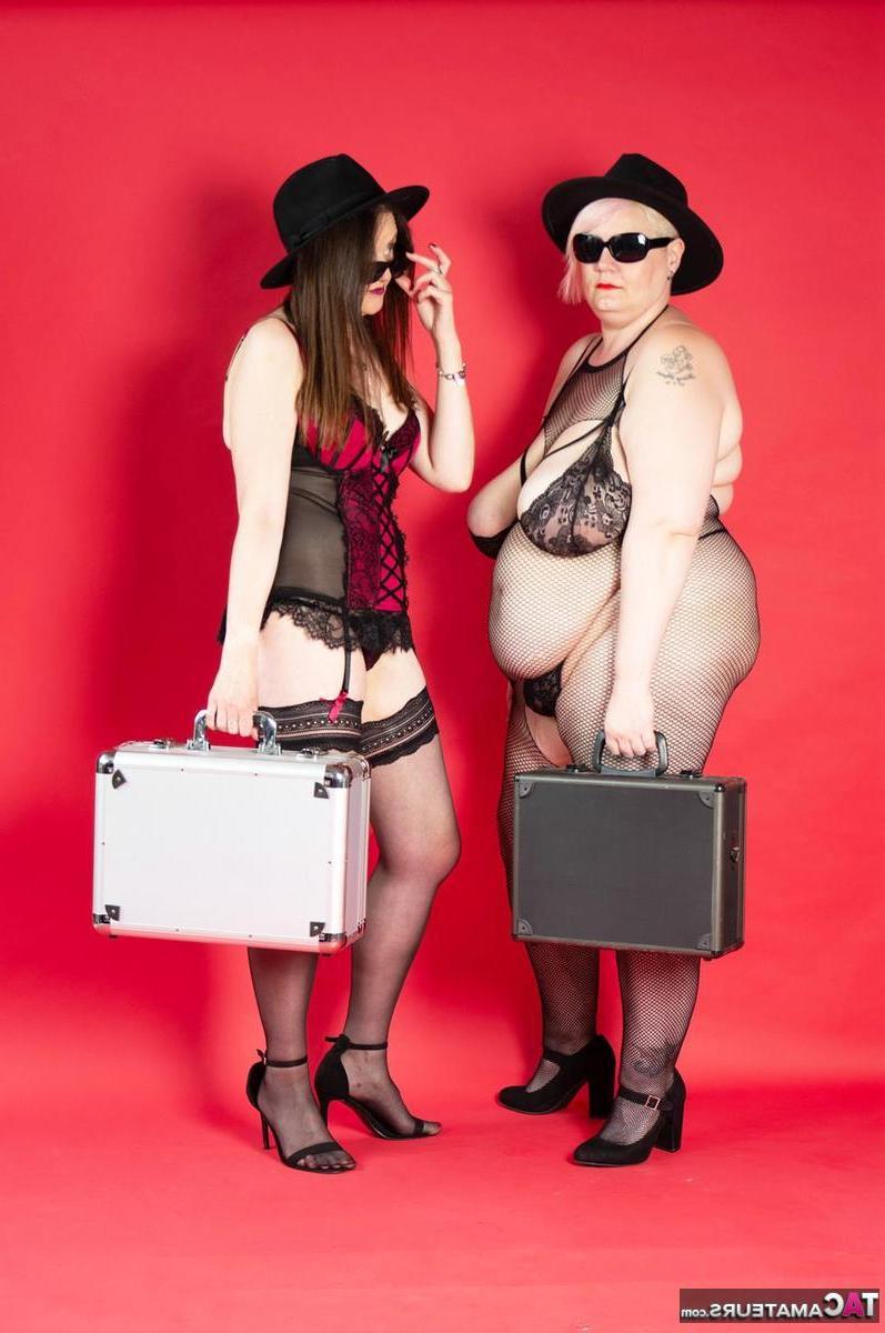 15P Reckless Temptation and her obese lesbian lover touch their vaginas