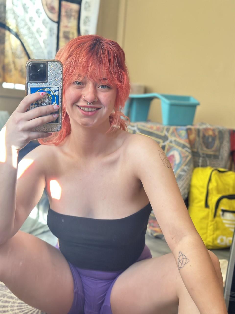 12P Шлюшка OnlyFans с кольцом в носу Эбби в спортивном костюме позирует перед зеркалом