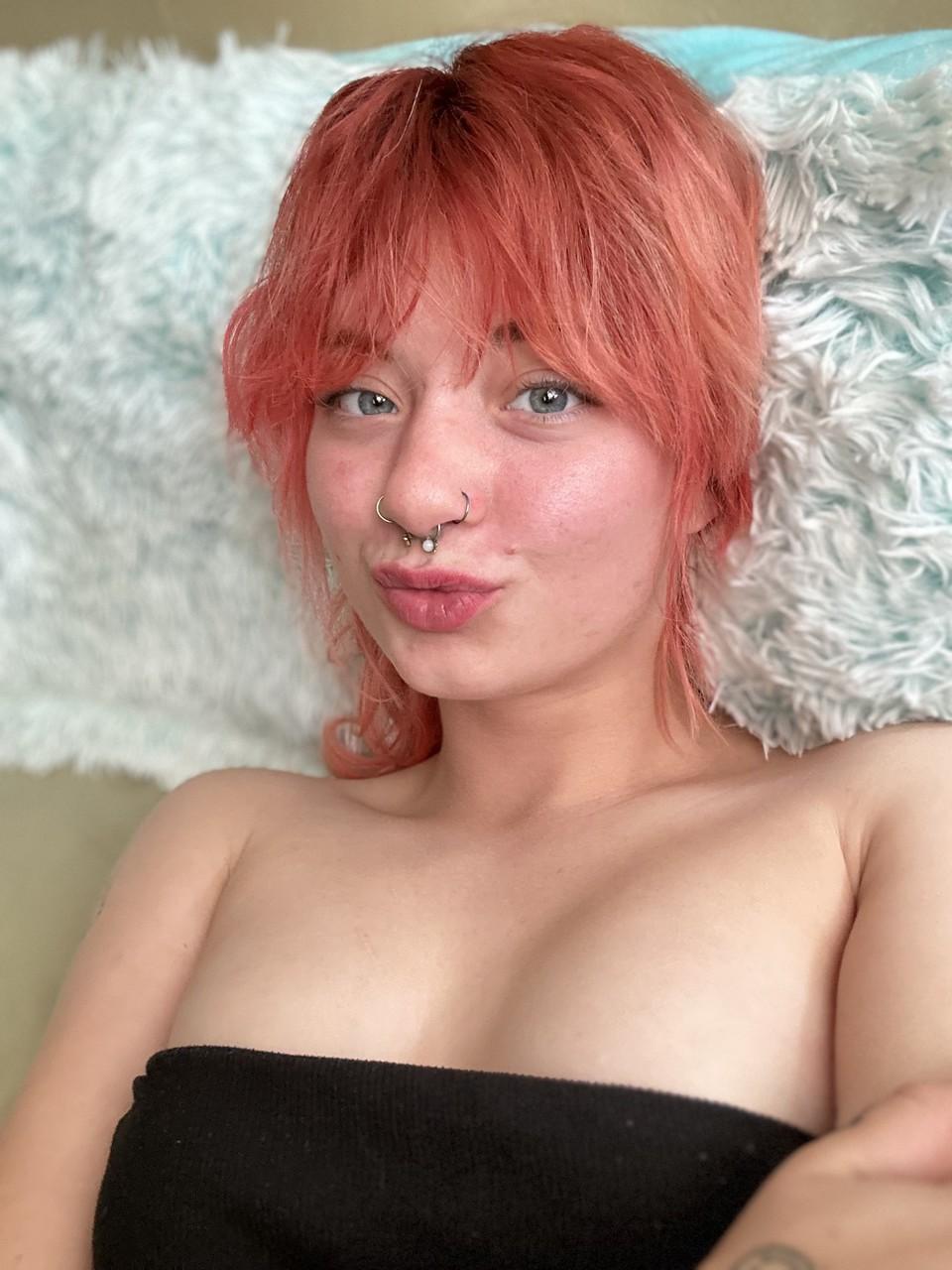 12P Шлюшка OnlyFans с кольцом в носу Эбби в спортивном костюме позирует перед зеркалом