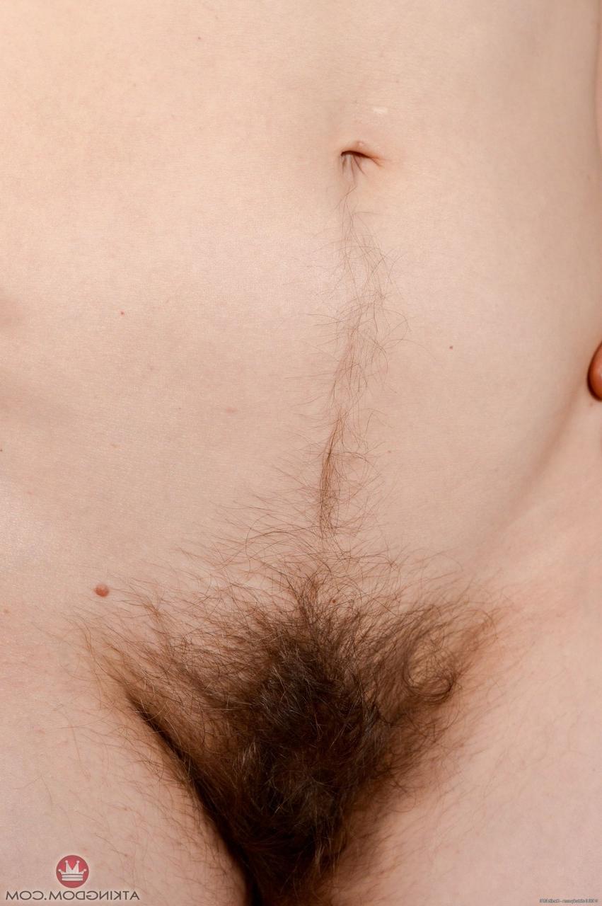 20P A pequena e madura Natasha Moon exibe sua vagina peluda em uma cadeira dobrável