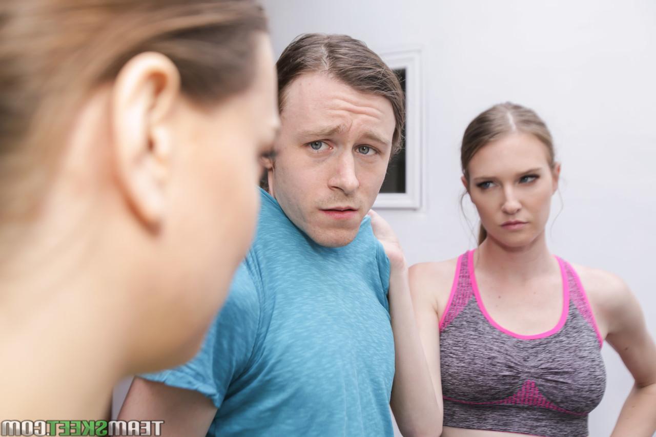 20P Die betörenden Stiefschwestern Ashley Lane und Izzy Lush geben einem Kerl ihre Mösen
