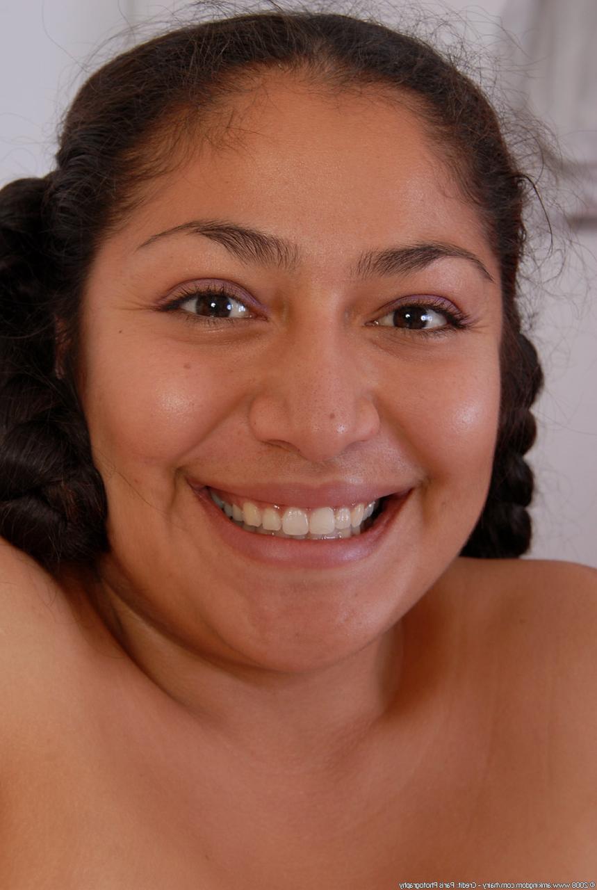 20P A empregada gordinha Reena exibe sua bunda grande e espalha sua buceta peluda