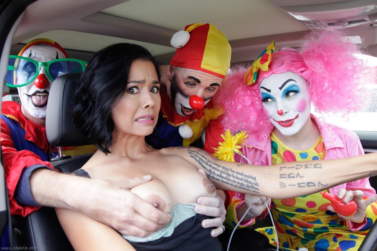 15P A pornstar peituda Dana Vespoli tem seus peitos grandes acariciados por palhaços pervertidos