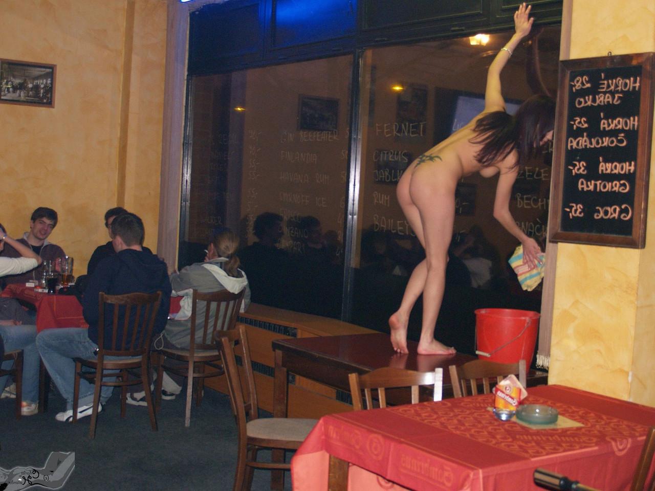 20P Nena flaca camina, baila y anda en bicicleta completamente desnuda en público