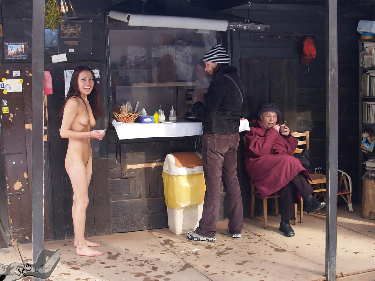 20P Nena flaca camina, baila y anda en bicicleta completamente desnuda en público