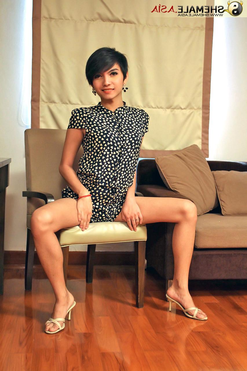 20P La petite transexuelle Sofaia enlève sa robe et taquine avec sa savoureuse bite.