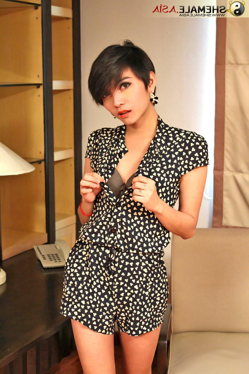 20P La petite transexuelle Sofaia enlève sa robe et taquine avec sa savoureuse bite.