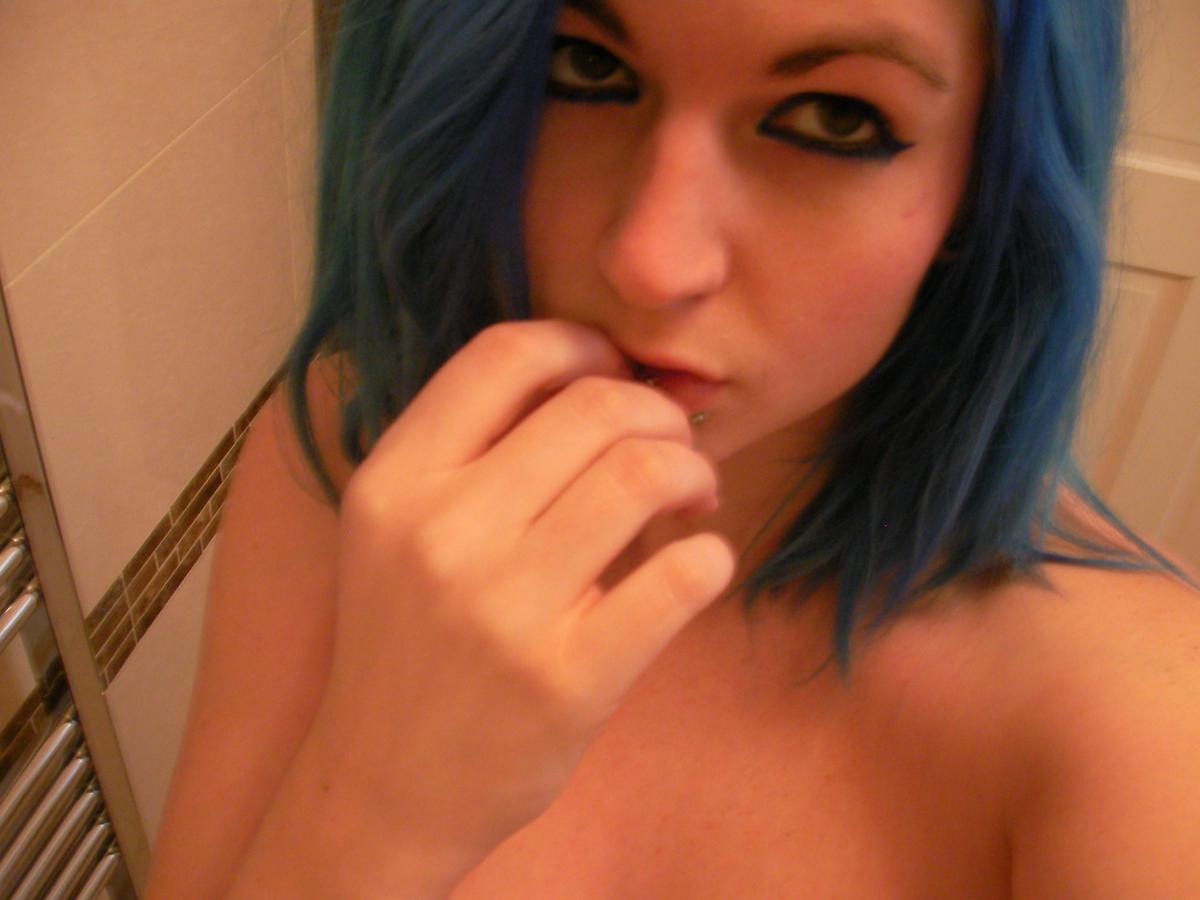 16P La británica de pelo azul Emma J Black se hace selfies mientras se desnuda