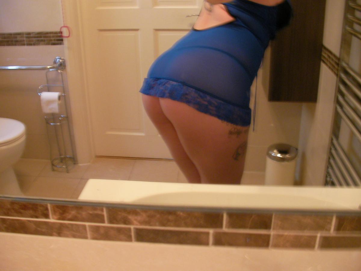 16P La británica de pelo azul Emma J Black se hace selfies mientras se desnuda