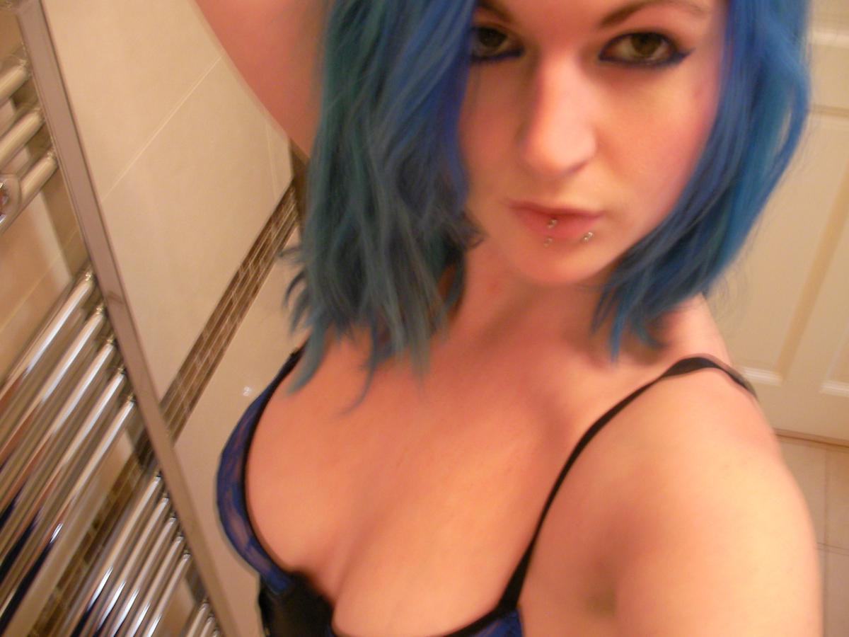 16P La británica de pelo azul Emma J Black se hace selfies mientras se desnuda