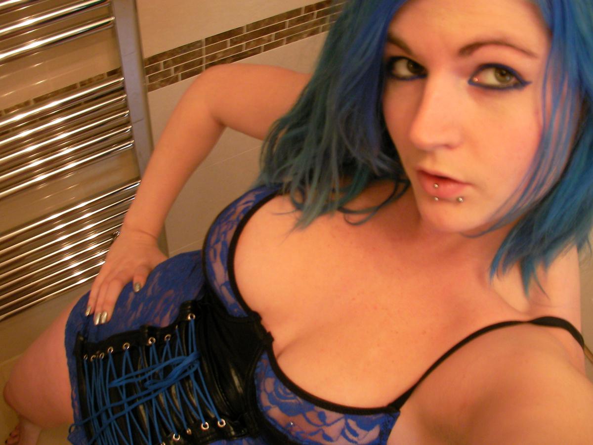 16P La británica de pelo azul Emma J Black se hace selfies mientras se desnuda
