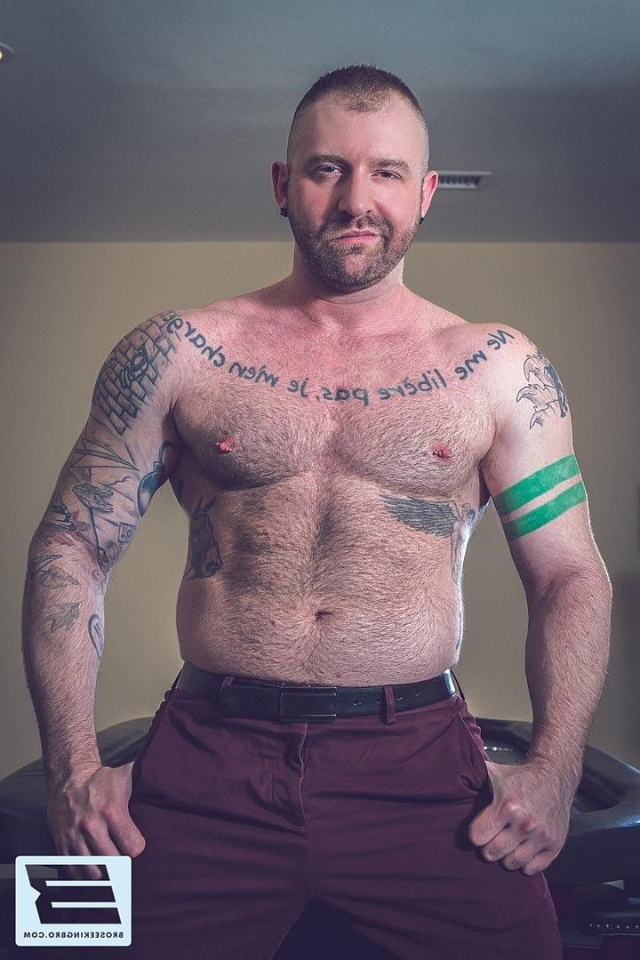 20P Hot bottom gets spit roasted in a threesome with hung bodybuilders