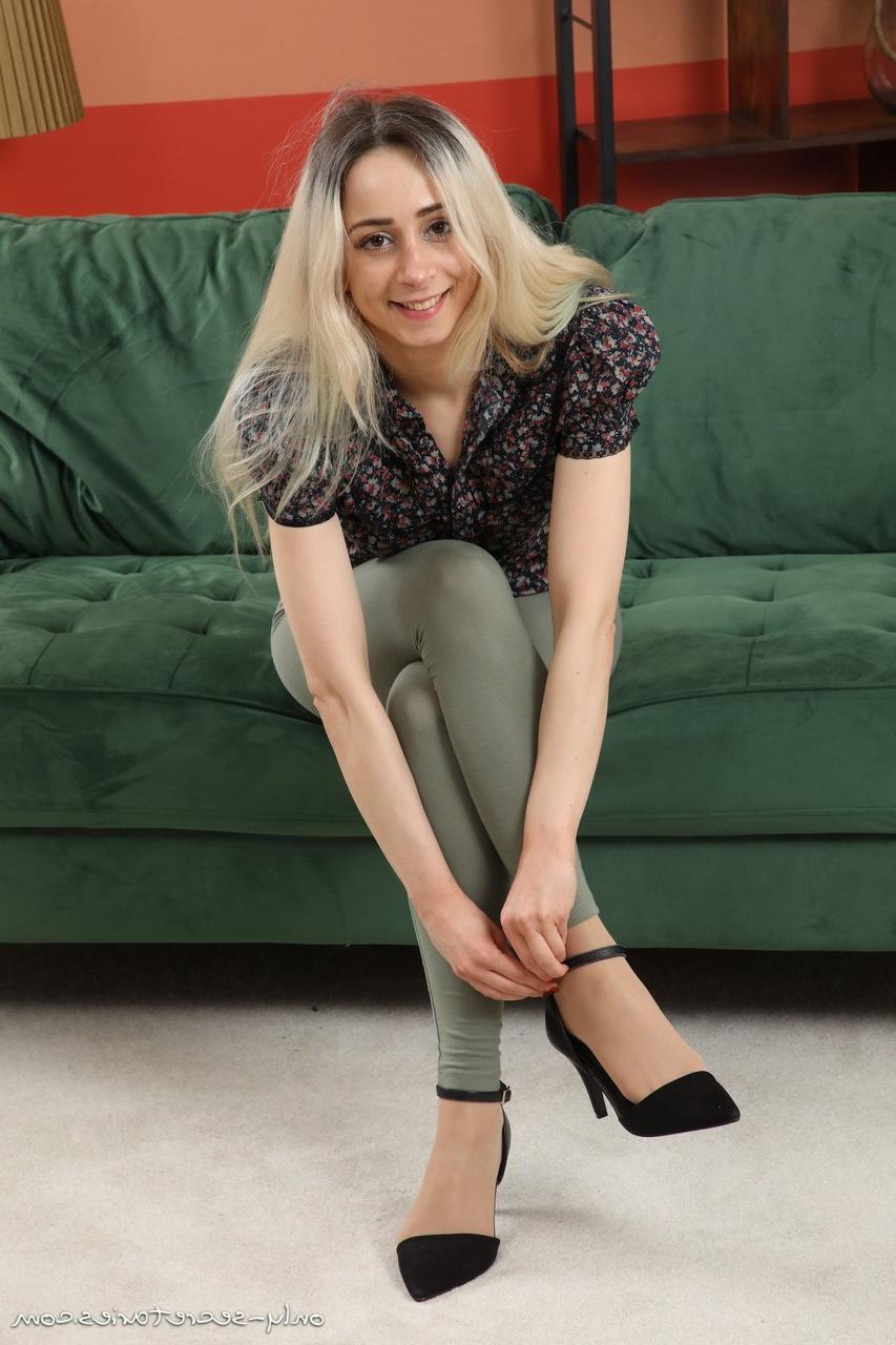 16P A loira Tania Aresti troca suas leggings por meias brancas