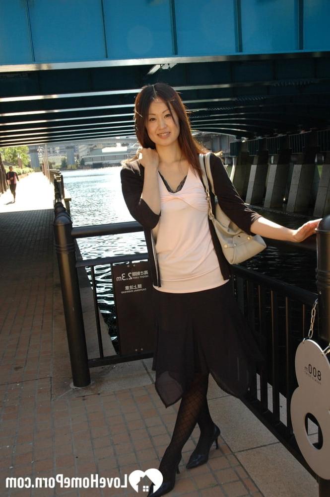 15P Petite mignonne asiatique expose son corps fabuleux et pose nue en solo